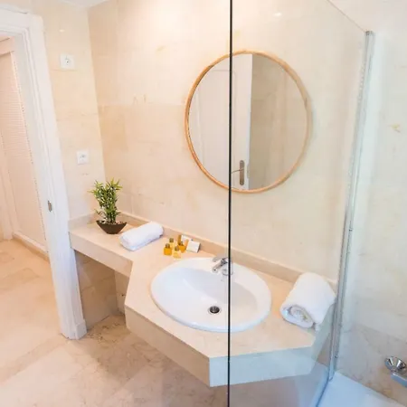 Апартаменты Vacation I Contemporary Apartment, Swimming-pool, 24-7 Security, A Minute From The Marina, The Sea And Luxury Shopping Марбелья